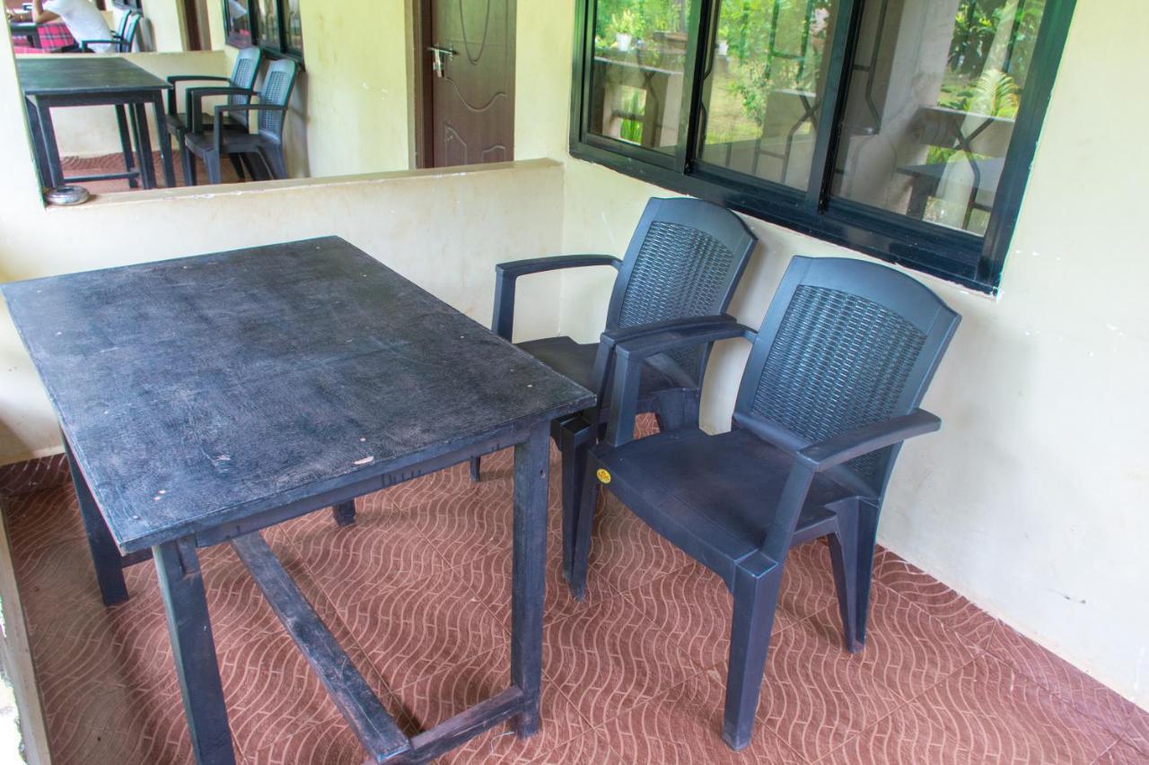 Raikar Guest House Bogmalo Beach Extérieur photo